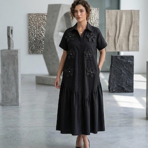 Abito midi in cotone nero taglie forti, con applicazioni floreali e abbottonatura stile boho estivo