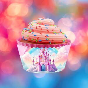 Puede incluir: Un cupcake con glaseado rosa y chispas de colores en una envoltura de papel decorativa. La envoltura presenta un dise&ntilde;o de castillo de cuento de hadas con un arco&iacute;ris y nubes, sobre un fondo borroso y colorido.