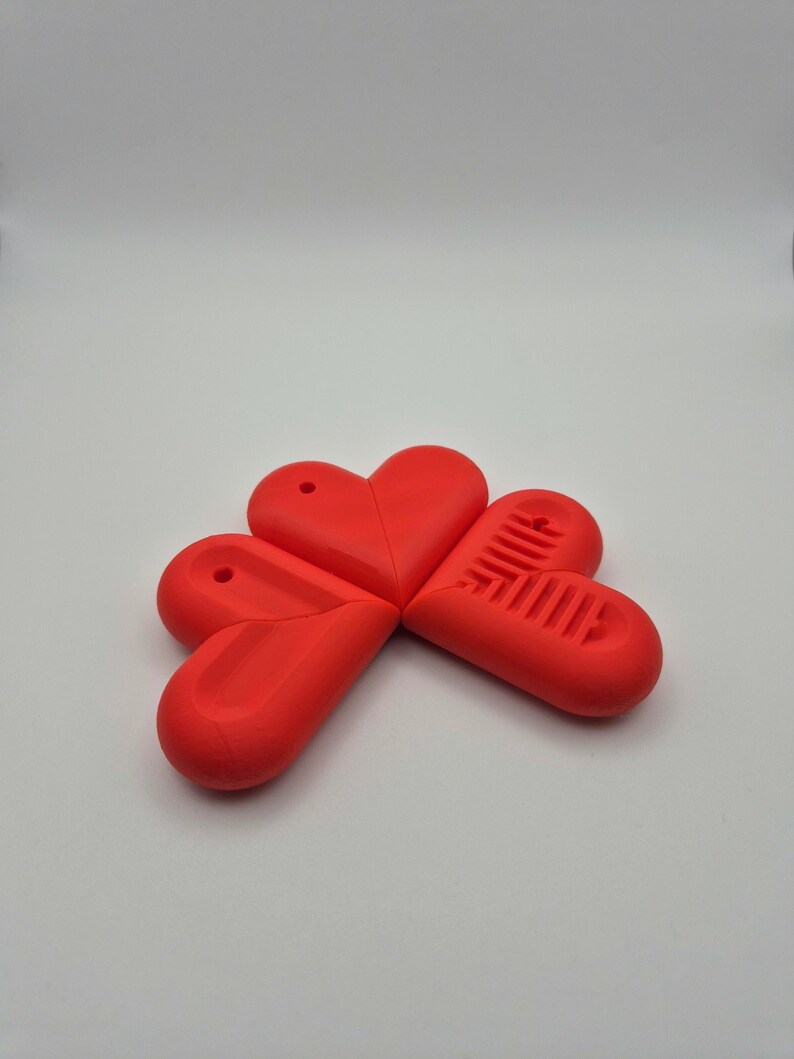 Puede incluir: Un conjunto de cuatro salvamanteles rojos brillantes en forma de coraz&oacute;n. Cada salvamanteles tiene una forma redondeada, uno de ellos con una serie de l&iacute;neas paralelas. Los salvamanteles est&aacute;n hechos de un material s&oacute;lido y est&aacute;n dise&ntilde;ados para proteger las superficies del calor.