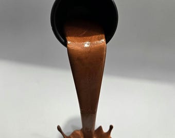 "Elegante Skulptur ""Floating Cup"" mit Kupfer-Finish."