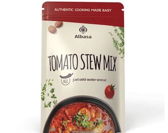 Peut inclure: Un sachet blanc avec un dessus rouge, présentant une photo d'un ragoût de tomates. Le sachet est étiqueté "Albasa Tomato Stew Mix (Mild)" et comprend le texte "Just add water and oil".