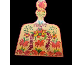 Planche à découper décorative d&#39;art populaire en bois russe VTG, décoration de cuisine, fleurs peintes à la main, décoration murale champêtre rouge jaune vert