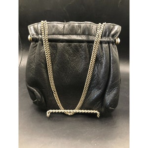 Bolso de mano vintage de cuero negro estilo años 80 para noche con cierre de cadena y bola dorada