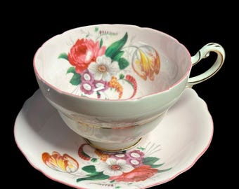 Paragon lichtroze bloemen theekop en schotel dubbele garantie Bone China Engeland The Queen Elizabeth en H.M. Queen Mary #23