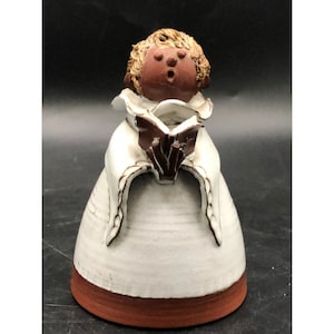 Vintage schwedische Terrakotta-Chormädchen mit Hymnal Glocke - Keramik, 4 Zoll Hoch