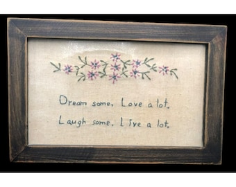 Echantillon de broderie primitif Lisa Johnson avec motif floral et citation inspirante dans un cadre en bois rustique cousu
