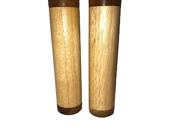 Può includere: Due saliere e pepiere in legno con finitura in legno naturale e top in legno marrone scuro.