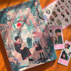 Könnte beinhalten: Eine Sammlung illustrierter Artikel zum Thema Harry Potter, darunter ein Buch mit dem Titel "Evergreen" mit detaillierten Charakterzeichnungen, Aufklebern und Lesezeichen. Die Kunstwerke weisen eine sanfte Farbpalette mit floralen Akzenten und die Signatur des Künstlers auf.