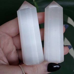 torres de selenita, selenita, torres de cristal, torres y puntas, metafísica, cristales curativos, cristales purificadores