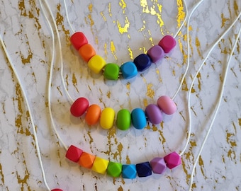 Regenboog siliconen kralen ketting/peuter kind kinderen zintuiglijke ketting/trots ketting/statement feature regenboog ketting