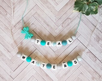 Collar de nombre personalizado para niños / niños pequeños verde azulado / collar de nombre personalizado de cuentas de silicona - collar sensorial de remolino de verde azulado y mármol