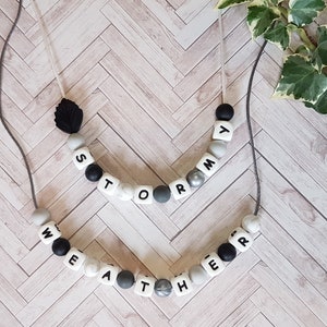 Collar de nombre personalizado para niños / niños pequeños / collar de nombre personalizado de cuentas de silicona - collar sensorial negro, plateado y de mármol