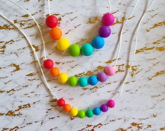 Collar de cuentas redondas de silicona de arcoíris / Collar sensorial para niños pequeños / Collar del orgullo / Collar llamativo con cuentas de 19 mm / 15 mm / 12 mm