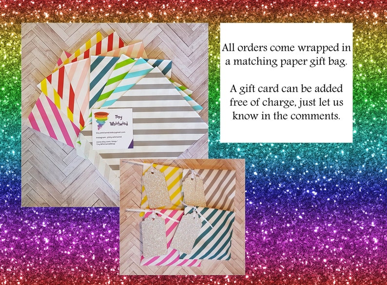 Puede incluir: Un conjunto de bolsas de regalo a rayas de colores con etiquetas de regalo a juego. Las bolsas son de papel y tienen una variedad de colores y patrones. Las etiquetas son de papel de purpurina y tienen una cuerda blanca atada. El texto en la tarjeta de visita dice "Toy Worlwind". Todos los pedidos vienen envueltos en una bolsa de regalo de papel a juego. Se puede agregar una tarjeta de regalo sin cargo, solo h&aacute;znoslo saber en los comentarios.