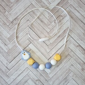 Puede incluir: Un collar de dentici&oacute;n de silicona azul y amarillo con un dije de ping&uuml;ino. El collar est&aacute; hecho de cuentas de silicona suaves y masticables y est&aacute; dise&ntilde;ado para beb&eacute;s y ni&ntilde;os peque&ntilde;os.