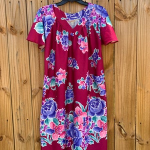 Vintage Hawaii Kleid, Hawaiianische Robe, Größe Medium von Tiger, Oma Kleid, Oma, Robe, Pink.