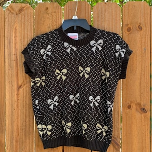 Vintage 80’s Picture Perfect “Bows” short sleeve sweater size S/M, Cute, Cottagecore, Retro, True vintage.