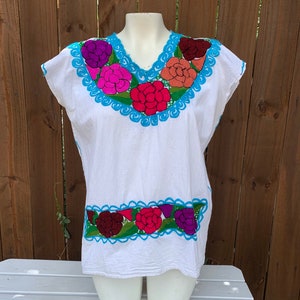 Vintage 90’s Mexican blouse size Large, boho embroidered top size Large.