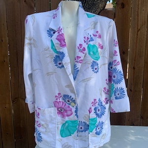 Vintage 90’s Pembrooke Classics Made in USA floral white blazer with shoulder pads size L/XL.