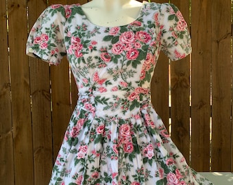 Vintage Herman Geist Floral short sleeve dress size S/M, Adorable vintage dress with pockets , Cute, Cottagecore, Modest dress.
