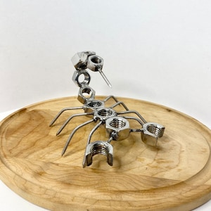 ナットとボルトで作った金属製のサソリ/蠍座の彫刻