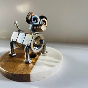 Escultura/adorno de perro de metal hecho a mano con tuercas y tornillos