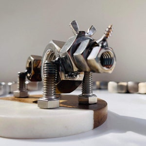 Escultura de rinoceronte de metal hecha con tuercas y tornillos
