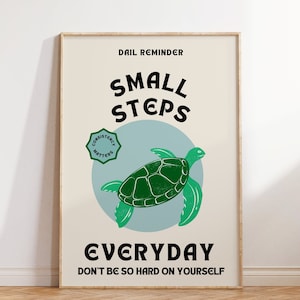 Pu&ograve; includere: Un poster motivazionale con uno sfondo blu chiaro e una tartaruga marina verde. Il poster dice "Promemoria quotidiano: Piccoli passi ogni giorno. Non essere troppo duro con te stesso." e ha un timbro che dice "La costanza conta".