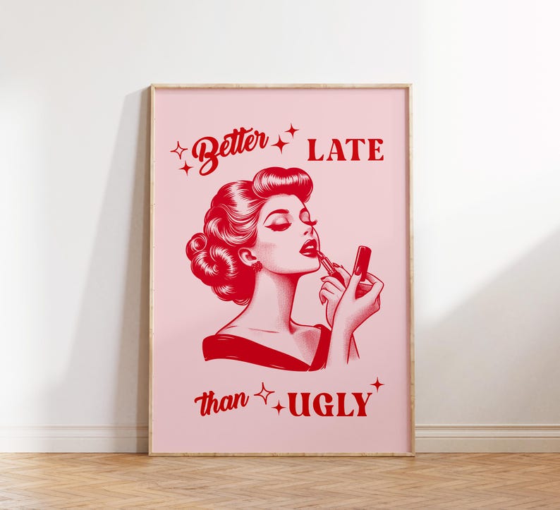 Pu&ograve; includere: Un poster rosa e rosso con una donna che si mette il rossetto. Il testo dice "Meglio tardi che mai".
