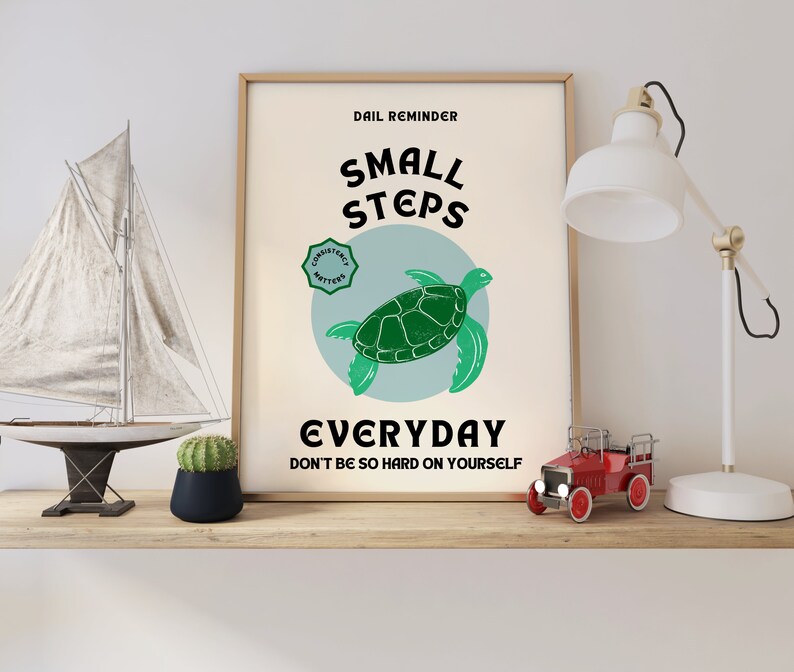 Pu&ograve; includere: Un poster motivazionale con una tartaruga marina verde su uno sfondo blu. Il poster dice "Promemoria quotidiano: Piccoli passi ogni giorno. Non essere troppo duro con te stesso." e ha un cerchio verde con le parole "La costanza conta" al suo interno.