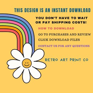 Pu&ograve; includere: Uno sfondo giallo con un arcobaleno e una margherita bianca con un viso sorridente. Il testo recita "Questo design &egrave; un download istantaneo. Non devi aspettare o pagare i costi di spedizione! Come scaricare: Vai ai tuoi acquisti e controlla. Fai clic su scarica i file. Contattaci per qualsiasi domanda. Retro Art Print Co."