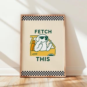 Könnte beinhalten: Ein gerahmter Kunstdruck mit einem Cartoon-Hund mit Sonnenbrille, der aus einem gelben Auto den Mittelfinger zeigt. Die Worte "FETCH THIS" sind in Grün gedruckt. Der Rahmen hat einen schwarz-weiß karierten Rand.
