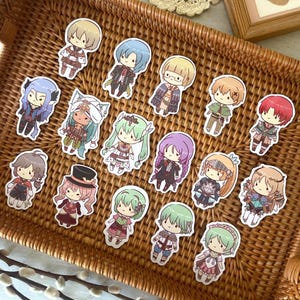 Może przedstawiać: Kolekcja naklejek z postaciami w stylu anime, z różnymi kolorami włosów i strojami, ułożonych na plecionym wiklinowym tacy. Naklejki przedstawiają szczegółowe ilustracje postaci.