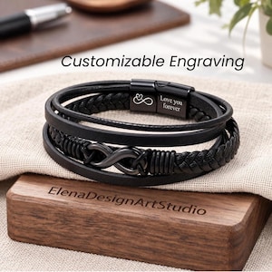 Könnte beinhalten: Ein schwarzes mehrsträngiges Lederarmband mit geflochtener Textur, einem glatten Lederband und einem zentralen Unendlichkeitssymbol. Das Armband hat einen schwarzen Metallverschluss mit einer Gravur eines Unendlichkeitsherzens und dem Text Love you forever.