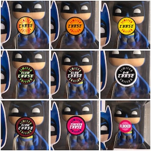 Puede incluir: Nueve variaciones diferentes de una figura Funko Pop de Batman. Cada figura tiene una pegatina de edición limitada diferente en la parte delantera. Las pegatinas son negras, amarillas, blancas, rosas y rojas con diferentes textos. El texto en las pegatinas incluye "Edición limitada", "Chase", "Glow", "B+W", "Flocked" y "Fidexed".
