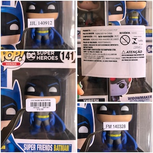 Può includere: Una statuetta in vinile Funko Pop! di Batman della serie animata Super Friends. La statuetta indossa un costume blu e nero con una cintura gialla. La statuetta è in una scatola di plastica trasparente con uno sfondo bianco. La scatola ha le parole "Super Friends Batman" sul davanti. La statuetta è la numero 141 della serie Funko Pop!.