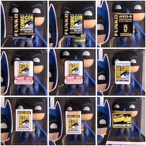 Puede incluir: Nueve figuras Funko Pop diferentes de Batman, cada una con una pegatina exclusiva de Comic-Con. Las pegatinas son todas en blanco y negro con el logotipo de Comic-Con y el año de la convención. Las figuras están todas en su embalaje original.