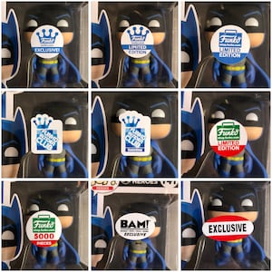 Puede incluir: Una colección de nueve figuras diferentes de Batman Funko Pop, cada una con una pegatina única. Las pegatinas incluyen "Funko Shop Exclusive", "Edición limitada", "Funko Insider Club", "GameStop", "Funko Shop 5000 piezas", "BAM! Exclusive" y "Exclusive".