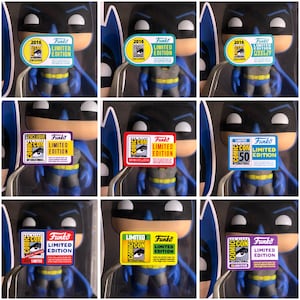 Puede incluir: Nueve figuras Funko Pop! diferentes de Batman, cada una con una pegatina de edición limitada de Comic-Con diferente. Las pegatinas son amarillas, verdes, azules, rojas, moradas y negras con texto blanco. Las pegatinas presentan el logotipo de Comic-Con y el texto "Edición limitada".