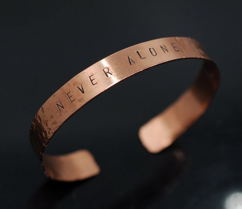Handgestempeltes KupferArmband Handgestempeltes Kupferarmband Unisex Armreif Wikinger Armband Manschette personalisiert. Bild 3