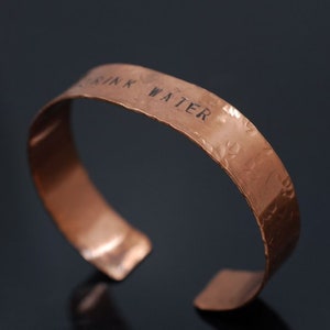 Handgestempeltes KupferArmband Handgestempeltes Kupferarmband Unisex Armreif Wikinger Armband Manschette personalisiert. Bild 5