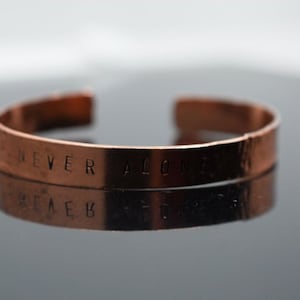 Handgestempeltes KupferArmband Handgestempeltes Kupferarmband Unisex Armreif Wikinger Armband Manschette personalisiert. Bild 1