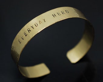 Handgestempeltes KupferArmband - Handgestempeltes Kupferarmband - Unisex Armreif - Wikinger Armband - Manschette personalisiert.