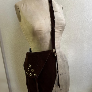 Precioso bolso de ante marrón chocolate de los años 70