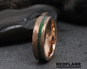 Könnte beinhalten: Roségoldener Wolframcarbid-Ring mit grünem Inlay. Der Ring hat eine gehämmerte Oberfläche.