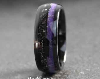 Anillo de tungsteno con meteorito de amatista e incrustaciones de flecha negra