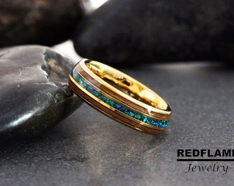 Anillo de ópalo azul con barril de whisky, oro amarillo y carburo de tungsteno pulido.