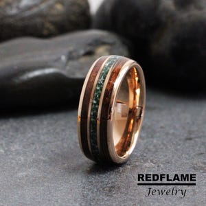 Alianza de boda de ágata musgosa y madera de koa, anillo verde, anillo de boda de tungsteno en oro rosa, negro, amarillo, plata y gris, anillo para hombre y mujer.
