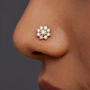 Perno prisionero para nariz con forma de flor de diamante simulado redondo de 0,25 ct con baño amarillo de 18 k.