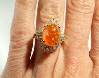 Mexikanischer großer oranger Feueropal Cabochon mit Diamant 10kt Gelbgold Überring